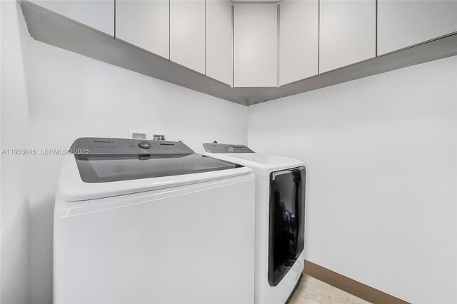 Building Photo - 999 SW 1st Ave