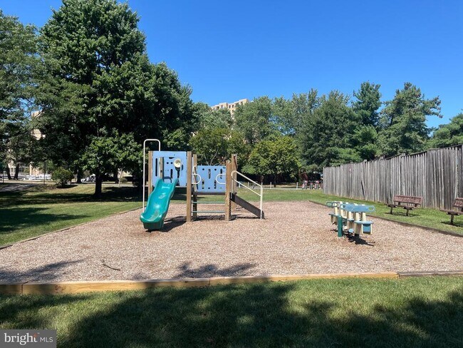 Building Photo - 1508 S George Mason Dr