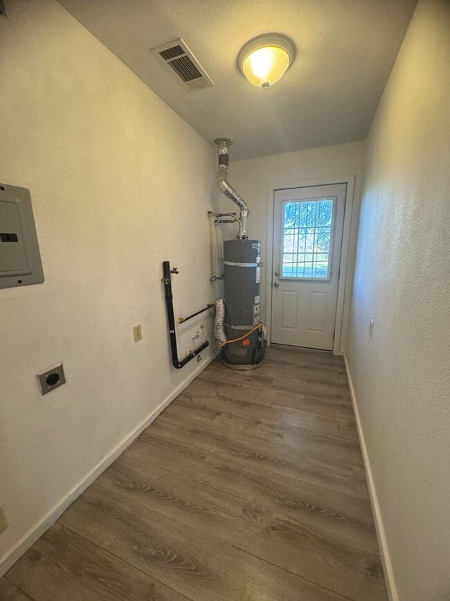 Building Photo - 3/2 Huge Yard and Garage