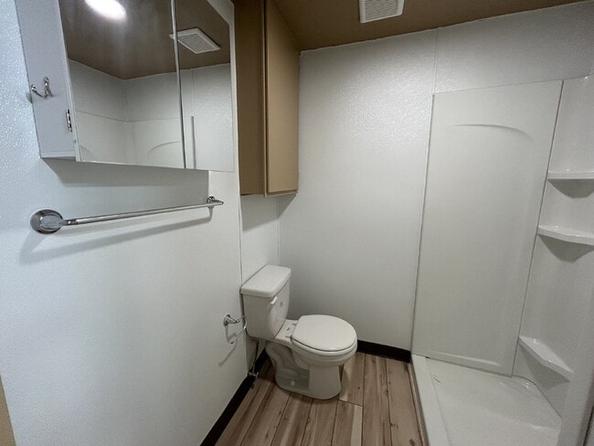 Building Photo - Beautiful Newly Remodeled Rear House Effic...