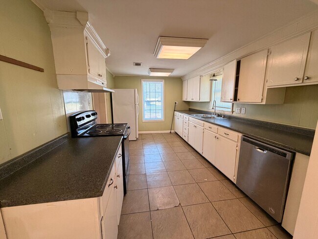 Building Photo - Come look at this 3-bedroom 1-bathroom home