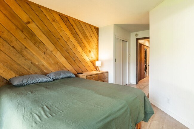 Building Photo - Spacious Snowcreek III Condo – Winter Rental