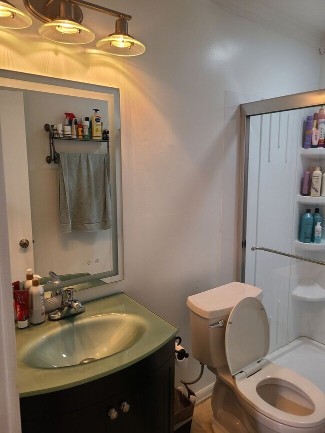 Building Photo - Cozy Home in Prime Location!