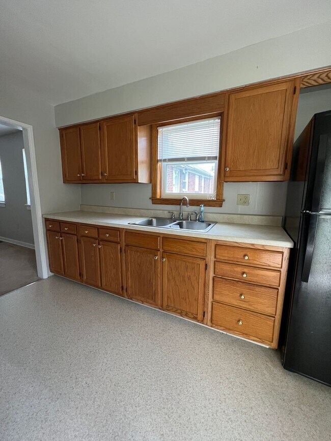 Building Photo - 1257 W 6th St