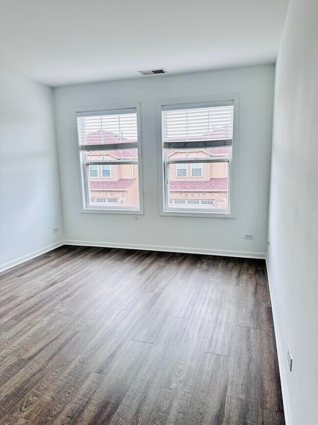 Building Photo - 1875 Crenshaw Cir