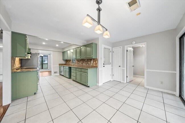 Building Photo - 7559 Cross Village Dr
