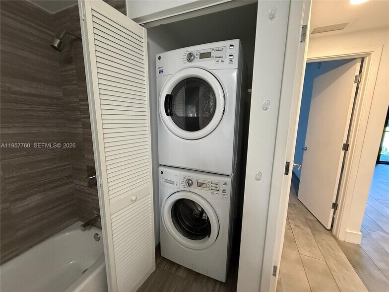 Building Photo - 1010 Brickell Ave