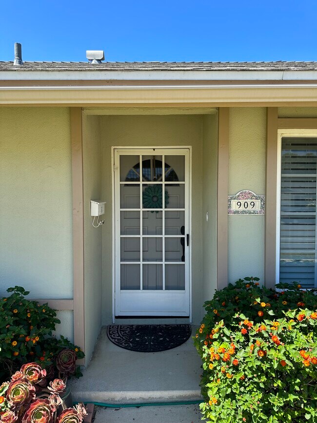 Building Photo - 909 Rosewood Ave