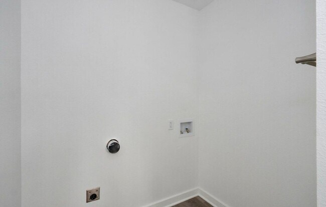 Building Photo - 3 Bedroom PLUS SUNROOM | 2 Bathroom | 2 Ca...