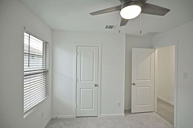 Building Photo - 2412 Shady Grv