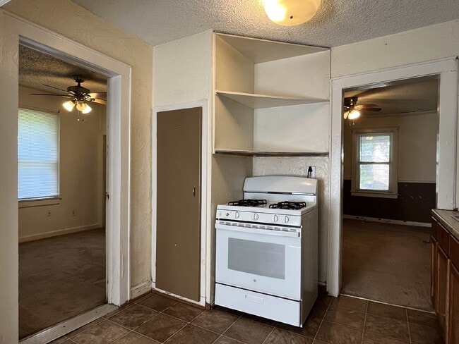 Building Photo - 2 Bedroom House with Large Fenced Yard