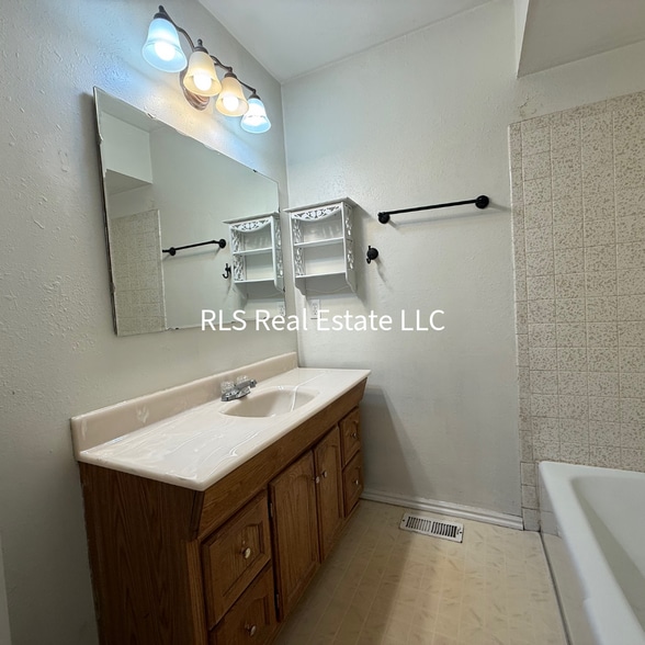 Building Photo - 1495 E 8600 S