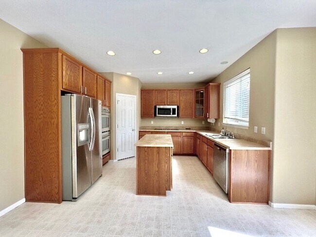 Building Photo - FABULOUS 4 BEDROOM HOME IN EASTVIEW ESTATES!!