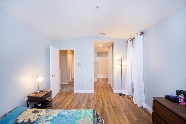 Building Photo - Beautiful Townhouse in the desirable Anaheim Packing District!
