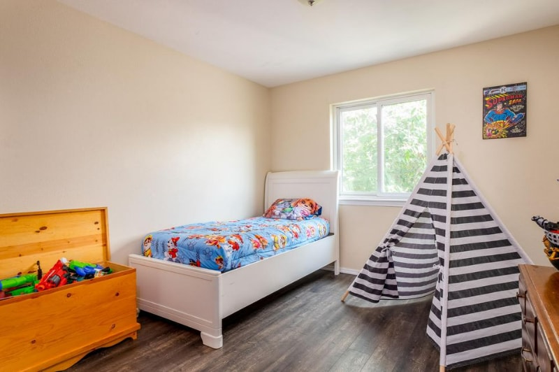 Building Photo - 700 W Bridle Ln