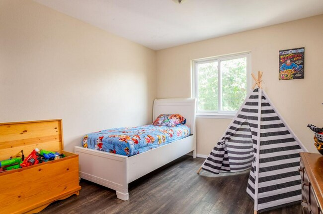 Building Photo - 700 W Bridle Ln