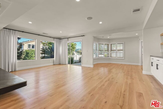 Building Photo - 4102 Cloverdale Ave