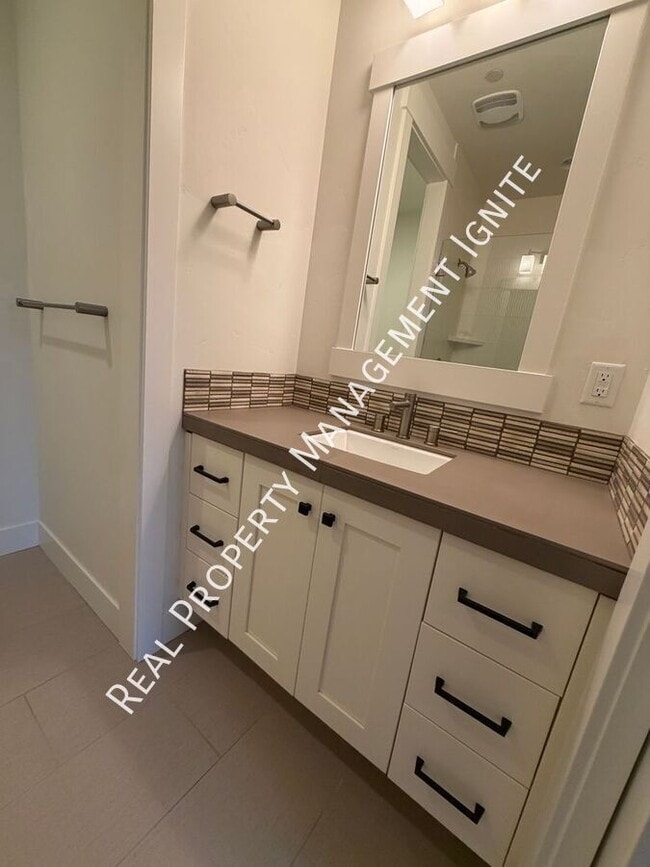 Building Photo - 1650 NW Lewis St