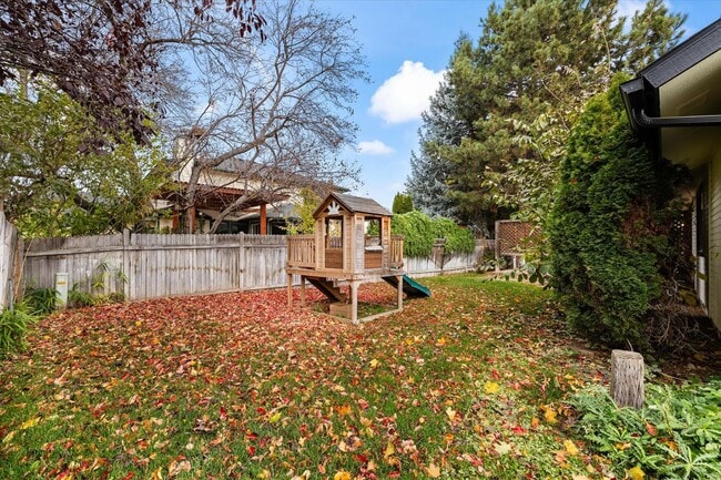 Building Photo - Charming 3-Bed, 3-Bath Home in Quiet Boise...