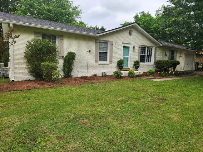 Building Photo - Remodeled home just two minutes from Spring Hill's Main Street!