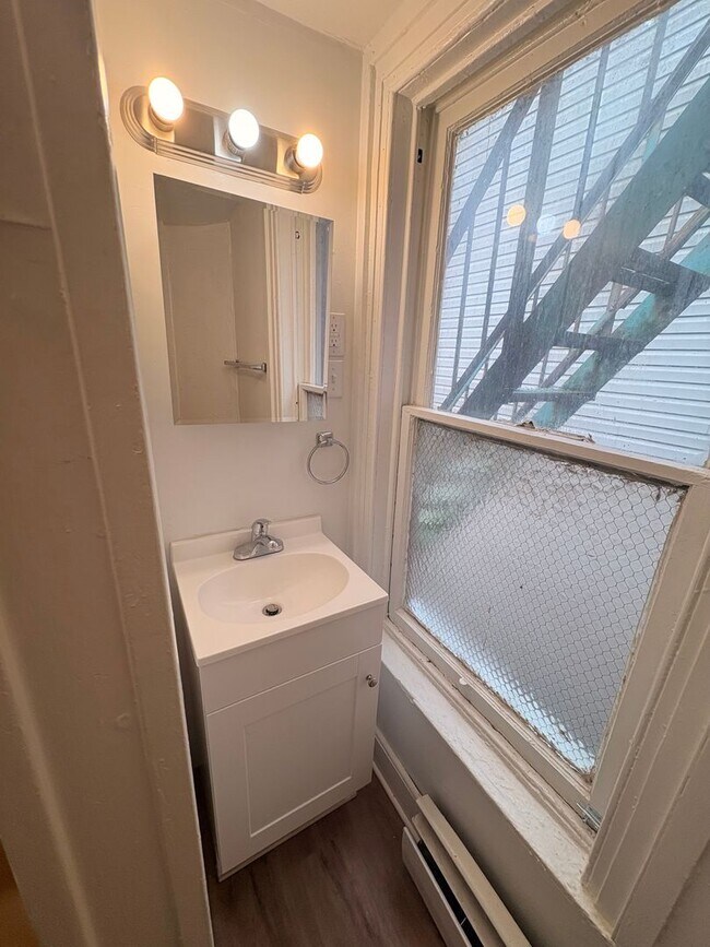 Building Photo - 2nd Floor 3 Bedroom Apartment in Downtown York City