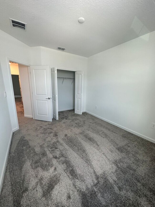 Building Photo - Beautiful Townhome  3 Bedroom 2.5 Bathroom