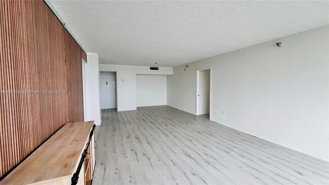 Building Photo - 20515 E Country Club Dr