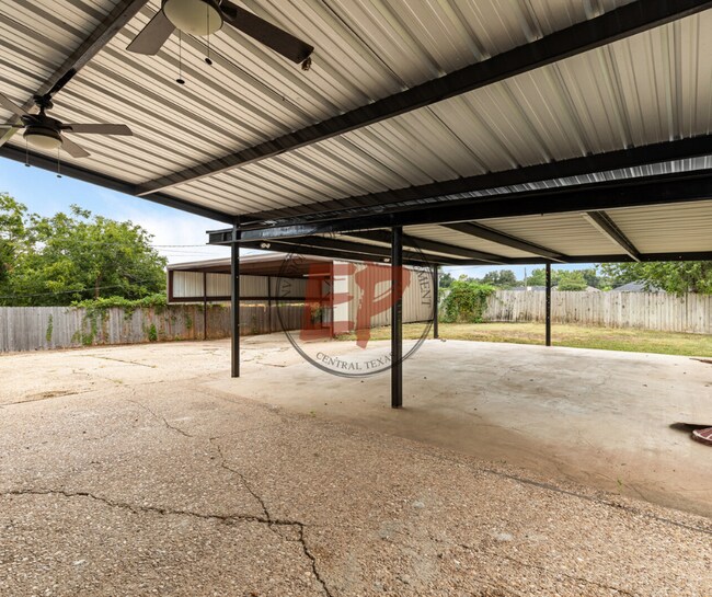 Building Photo - 521 Jancy Dr
