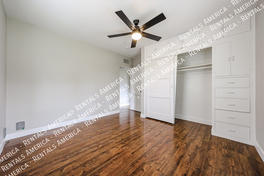 Building Photo - 1723 W Indianola Ave