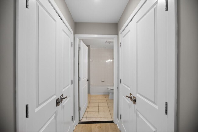 Building Photo - One Bed One Bath Condo in Tenleytown