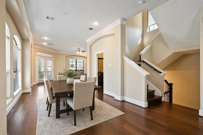 Building Photo - 835 Garden Oaks Trce
