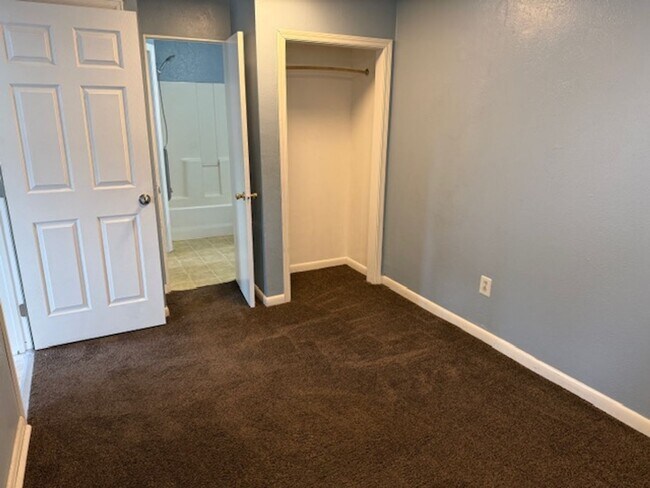 Building Photo - ONE BEDROOM HALF DUPLEX
