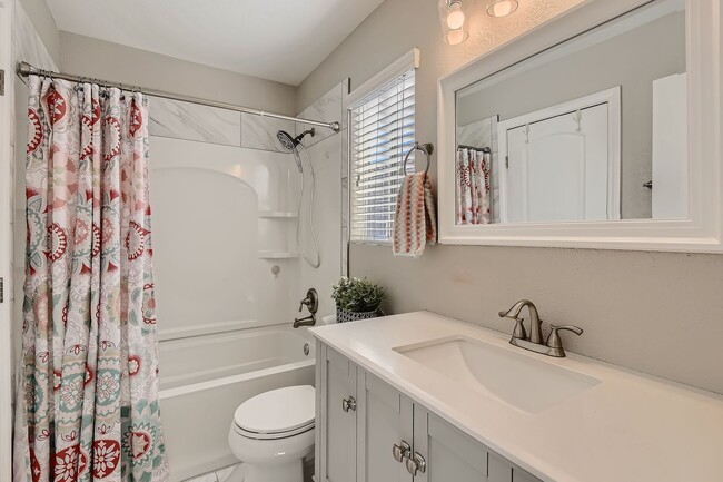Building Photo - Beautiful 3 bedroom Home Located in the Vi...