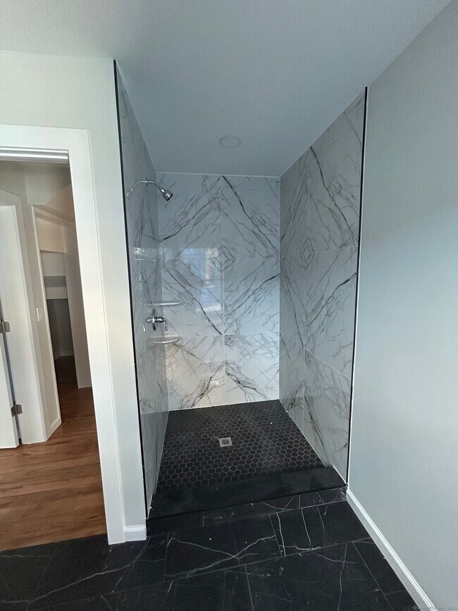 Building Photo - 388 William St