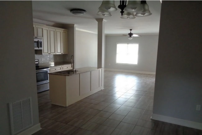 Building Photo - 3 Bed/ 2.5 Bath