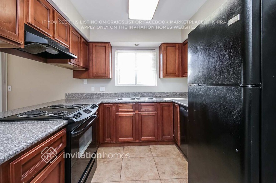 Building Photo - 1249 E 8th St