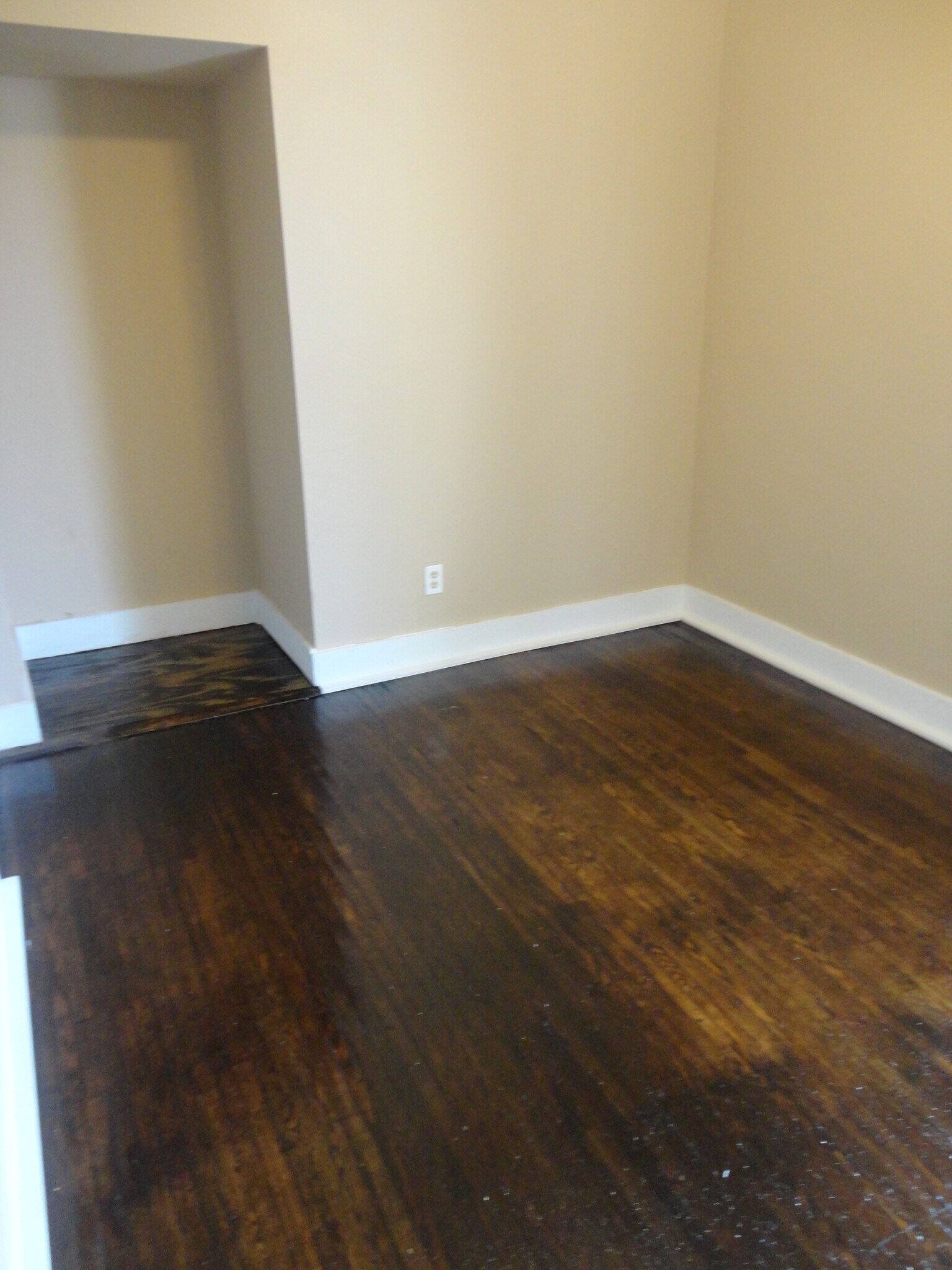 Building Photo - 213 E Mulberry St