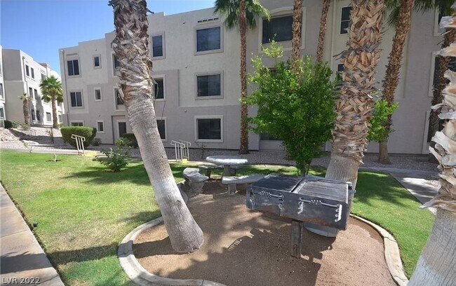 Building Photo - 2020 Mesquite Ln
