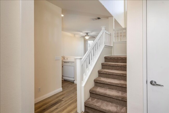 Building Photo - SHARP! 2 Master Suites Townhome in the hea...