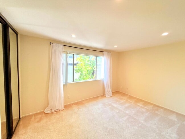 Building Photo - 12251 Moorpark St