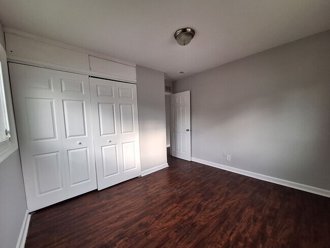 Building Photo - Ready to be your next home!  Three bedroom ranch is beautiful Roseville