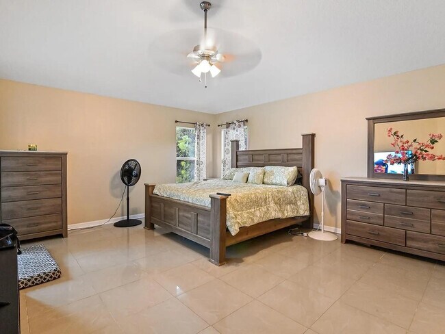 Building Photo - 602 SW McCall Rd