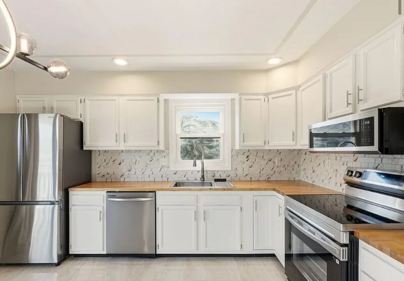 Building Photo - 10413 Gisela Ct