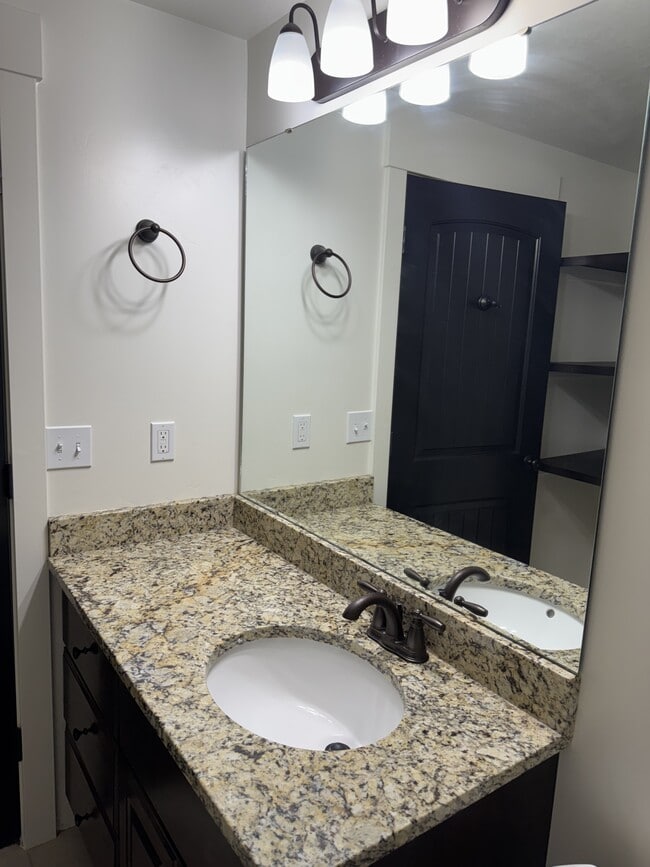 Building Photo - 890 W 110 S