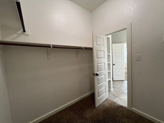 Building Photo - Luxury 3/2 duplex in NBTX
