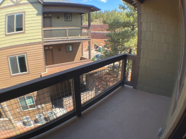 Building Photo - MOVE IN READY! Top-Floor Condo in the Hear...