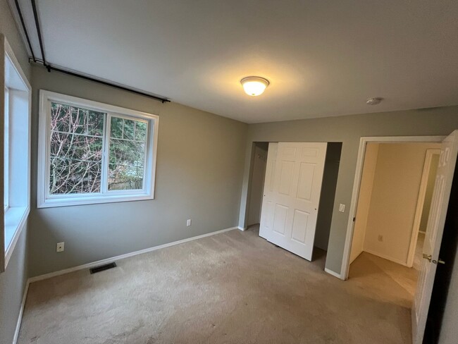 Building Photo - Edmonds 3bed 2.5 House with large yard clo...