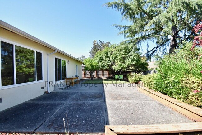 Building Photo - 627 Tanbark Terrace