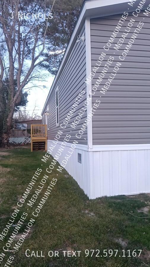 Building Photo - 3 Nichols-