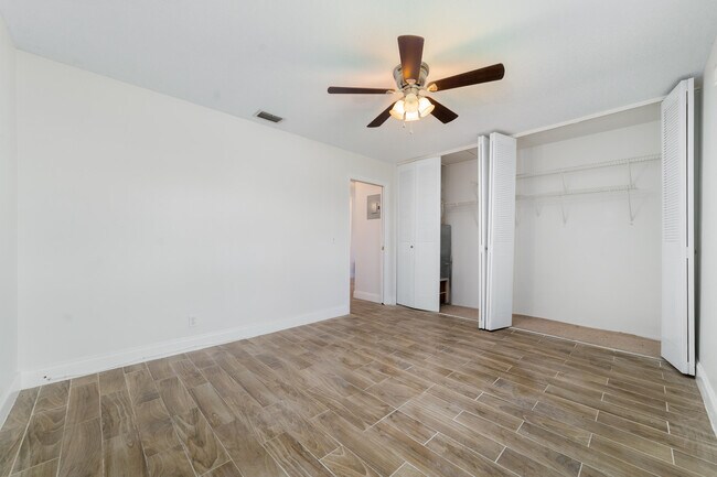 Building Photo - 2567 Dudley Dr W